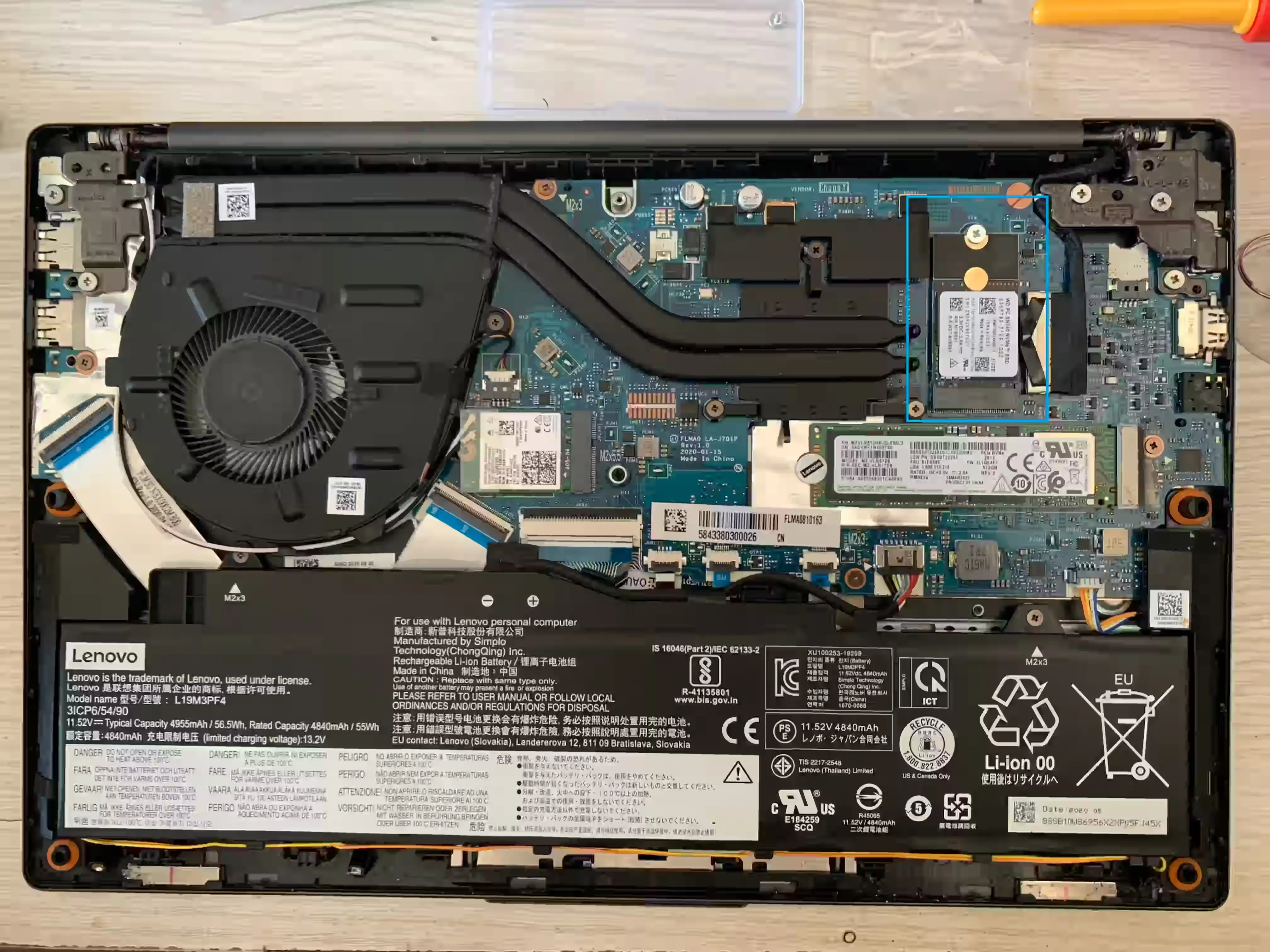 电脑打开内盖后的内部结构